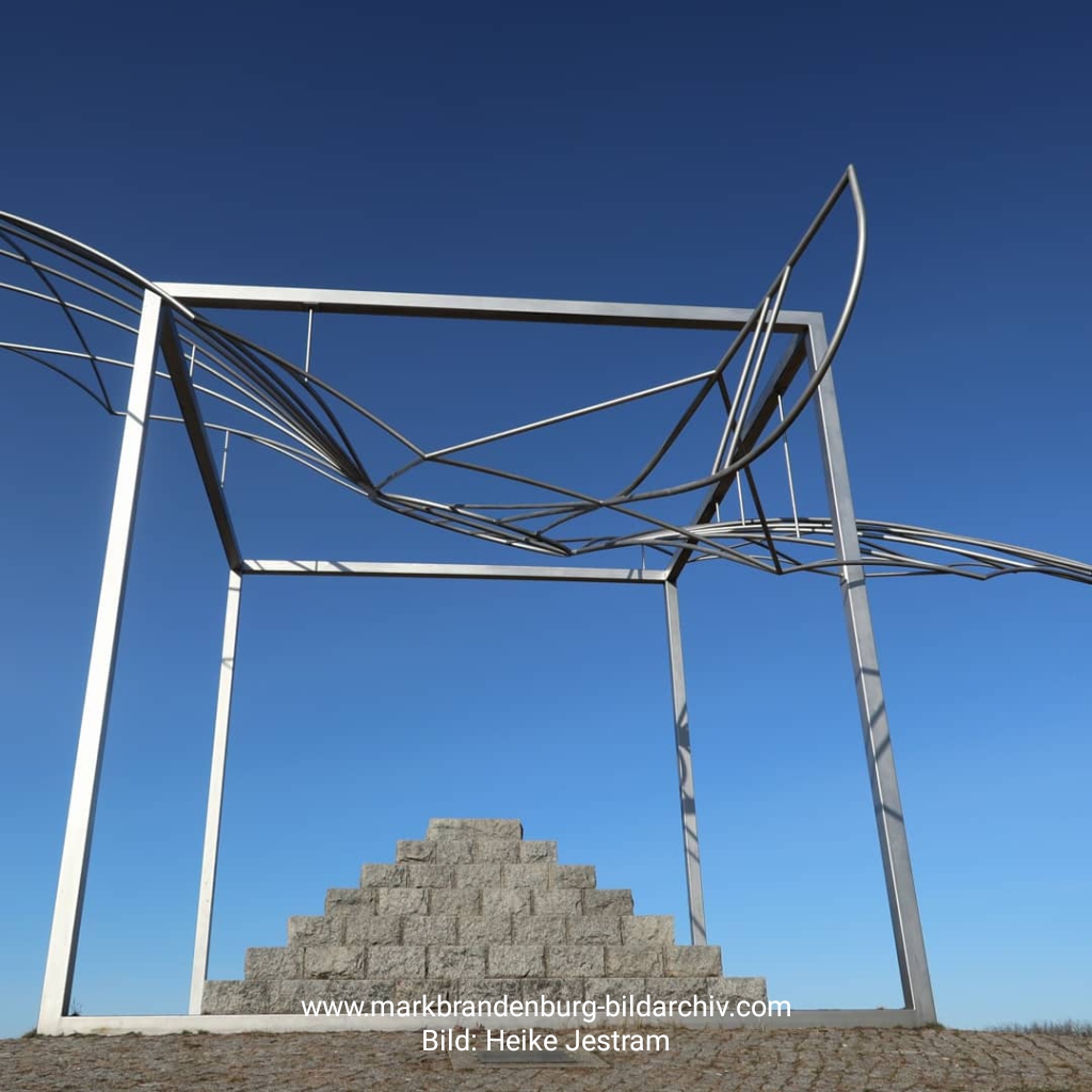 Derwitz Lilienthaldenkmal (2)